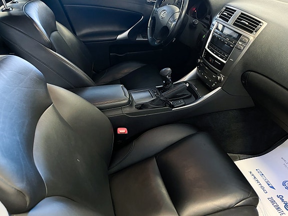 Lexus IS220d 8 of 12