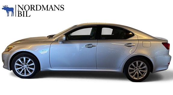Lexus IS220d 2 of 12