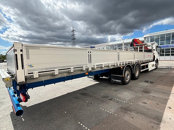 Volvo FME 6x2 flakbil med kran 6 of 13