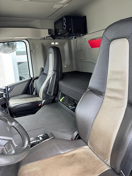 Volvo FME 6x2 flakbil med kran 13 of 13