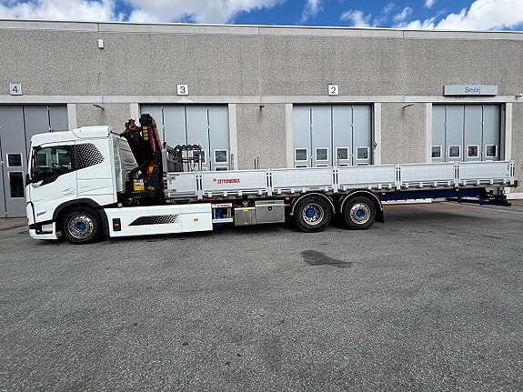 Volvo FME 6x2 flakbil med kran 3 of 13