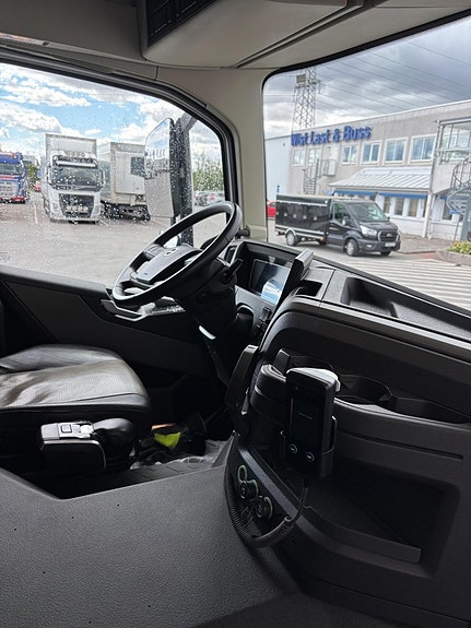 Volvo FME 6x2 flakbil med kran 11 of 13
