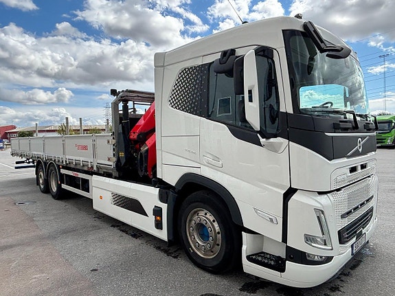 Volvo FME 6x2 flakbil med kran 7 of 13
