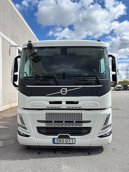 Volvo FME 6x2 flakbil med kran 2 of 13