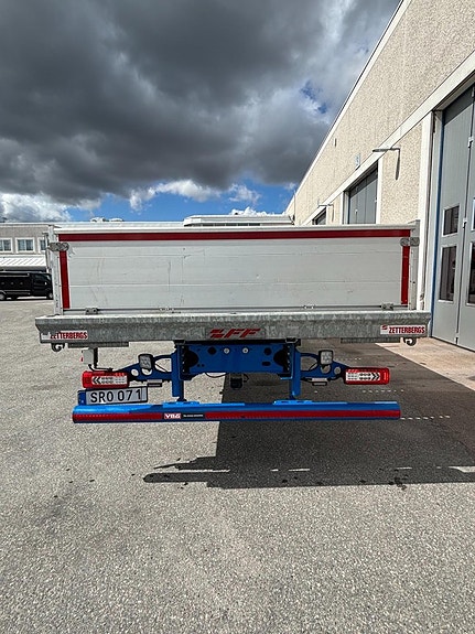 Volvo FME 6x2 flakbil med kran 4 of 13