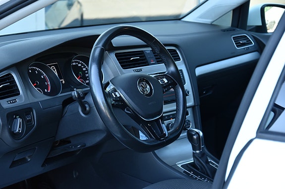 Volkswagen Golf VII 10 of 26