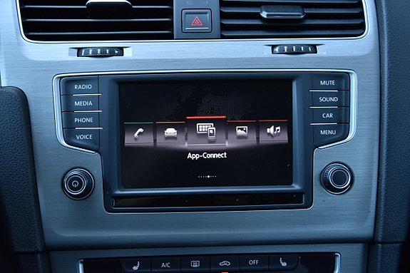 Volkswagen Golf VII 16 of 26