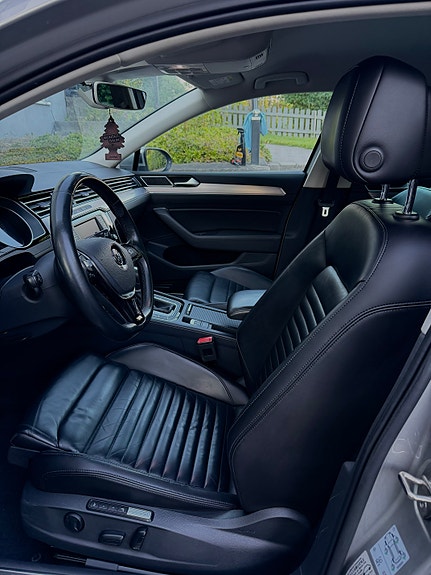 Volkswagen Passat 10 of 30