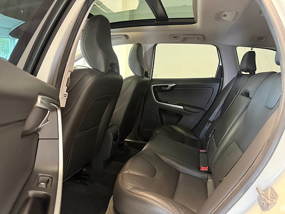 Volvo XC60 11 of 17