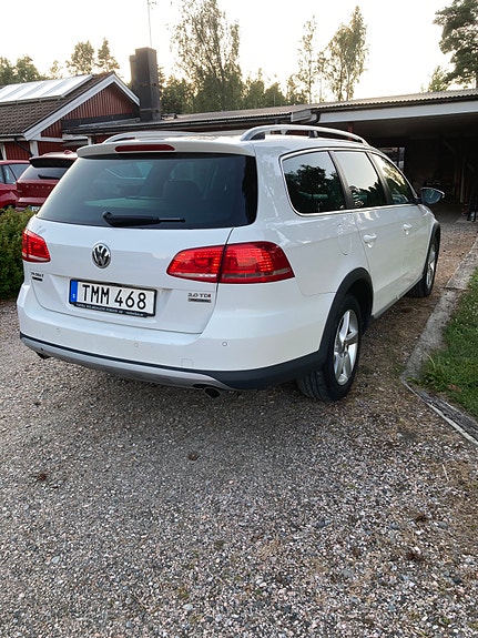 Volkswagen Passat Alltrack 3 of 11