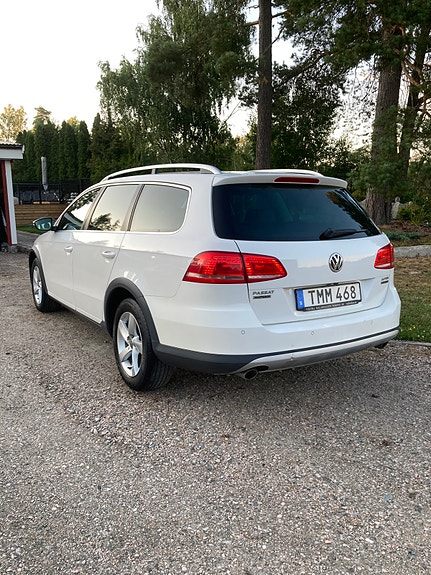 Volkswagen Passat Alltrack 4 of 11
