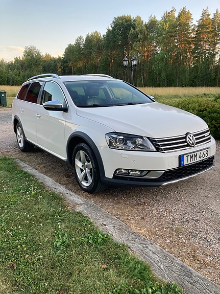 Volkswagen Passat Alltrack 2 of 11