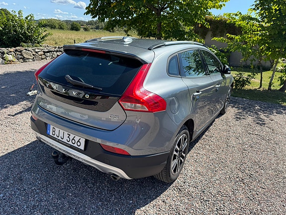 Volvo V40 Cross Country 2 of 3