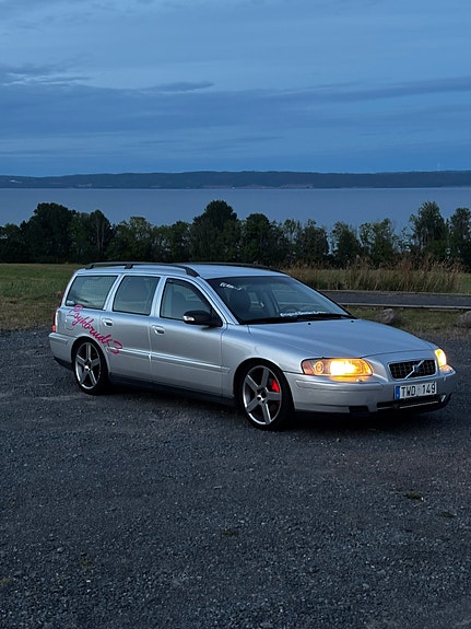Volvo V70 2 of 7