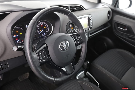 Toyota Yaris 12 of 30