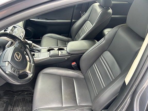 Lexus NX300h 9 of 22