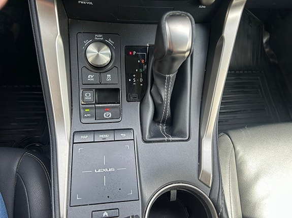Lexus NX300h 17 of 22