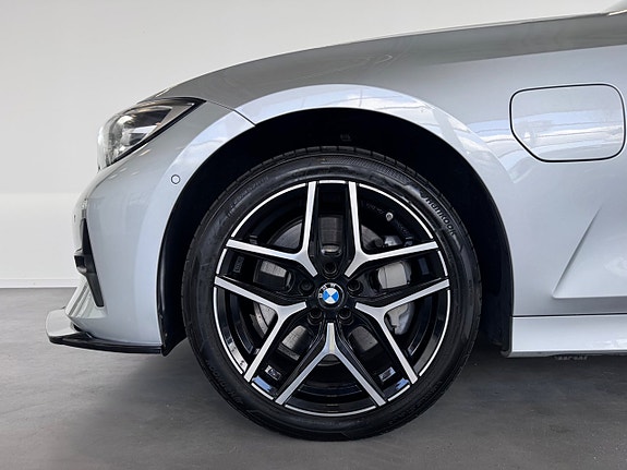 BMW 330e 18 of 19