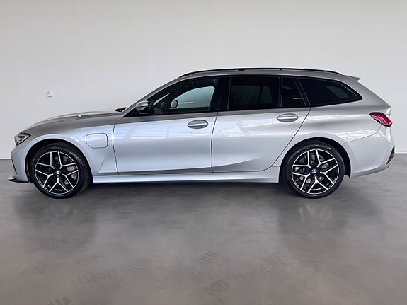 BMW 330e 2 of 19
