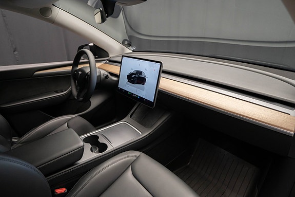 Tesla Model Y 13 of 22