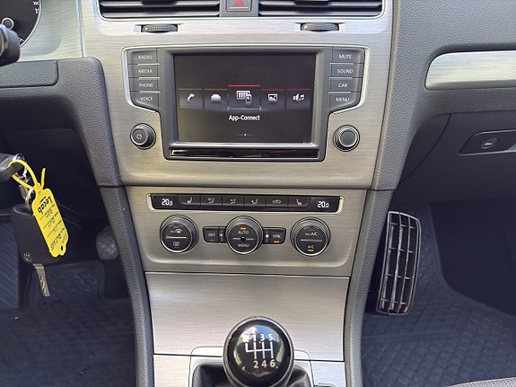 Volkswagen Golf VII 17 of 20