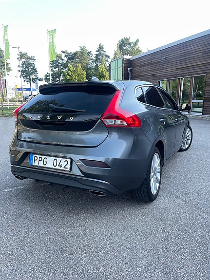 Volvo V40 2 of 8