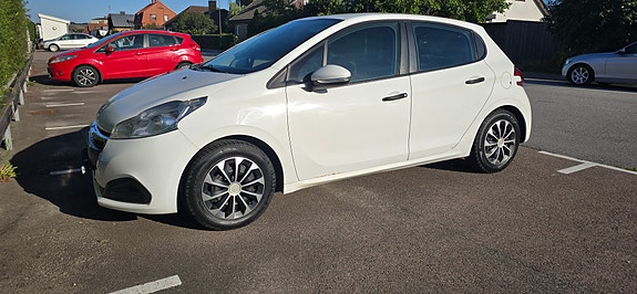 Peugeot 208 2 of 5