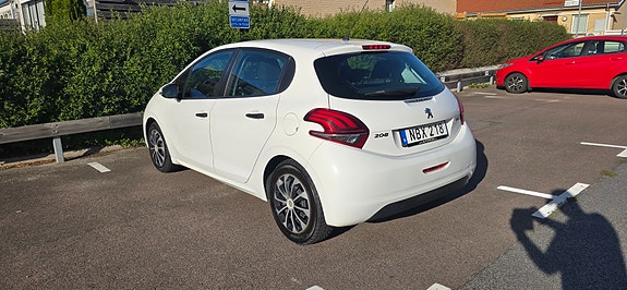 Peugeot 208 3 of 5