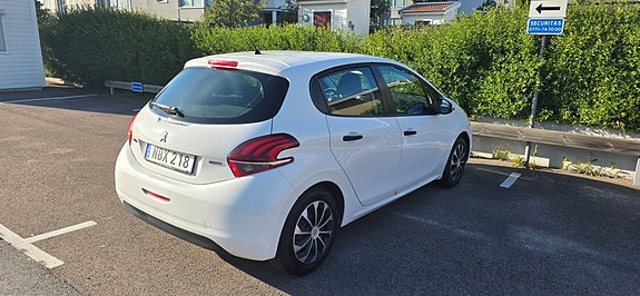 Peugeot 208 4 of 5
