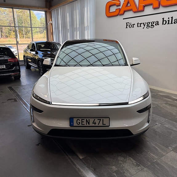 Tesla Model Y 6 of 11