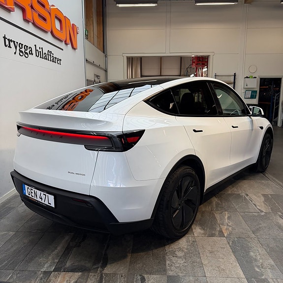 Tesla Model Y 4 of 11