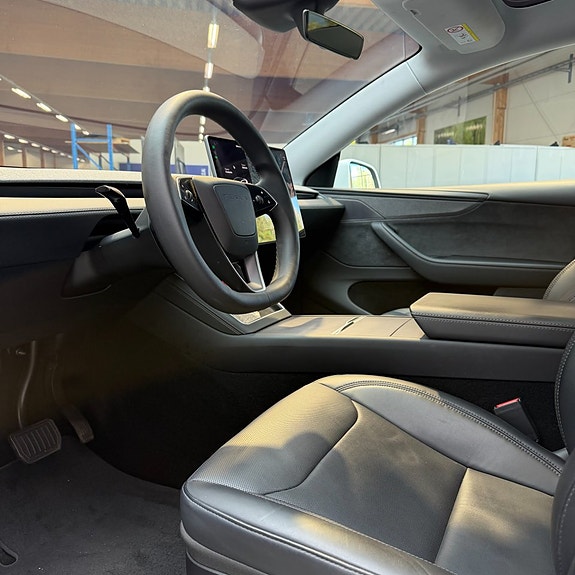 Tesla Model Y 8 of 11