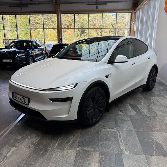 Tesla Model Y 5 of 11