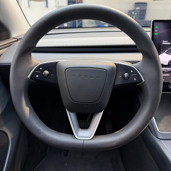 Tesla Model Y 10 of 11