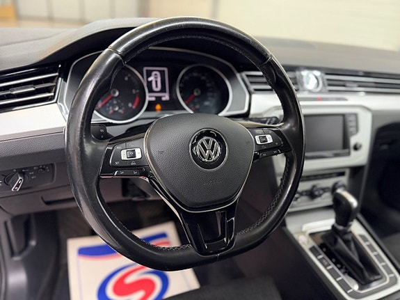 Volkswagen Passat 10 of 29