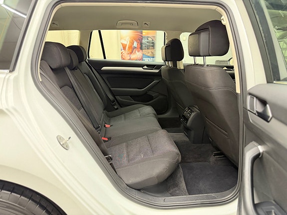 Volkswagen Passat 15 of 29