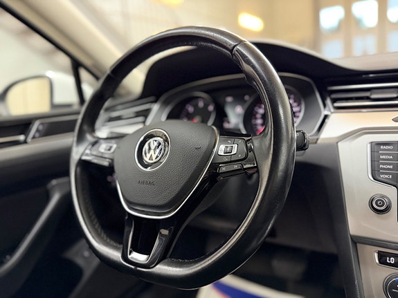 Volkswagen Passat 23 of 29