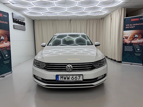 Volkswagen Passat 2 of 29