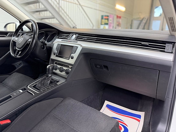 Volkswagen Passat 16 of 29