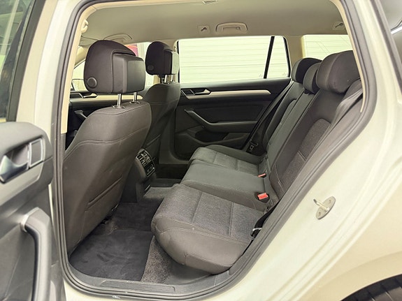 Volkswagen Passat 14 of 29