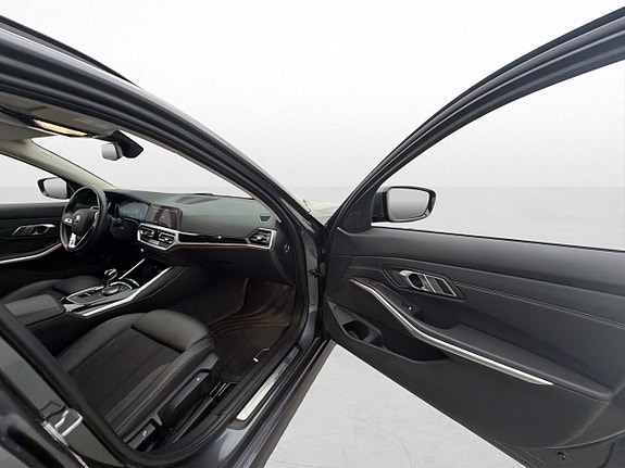 BMW 330e 13 of 30