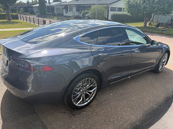 Tesla Model S 2 of 7