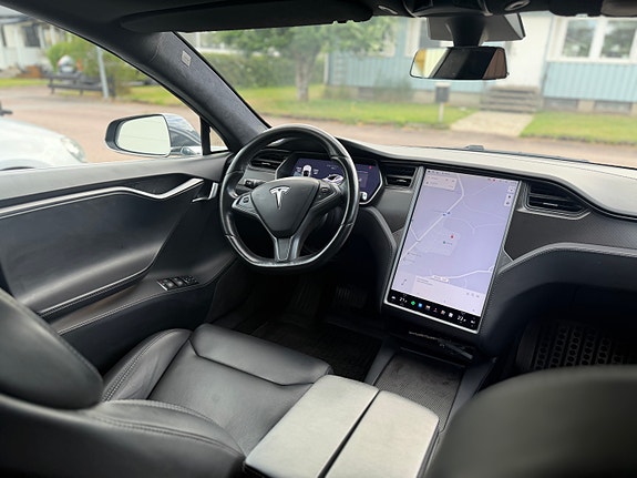 Tesla Model S 3 of 7