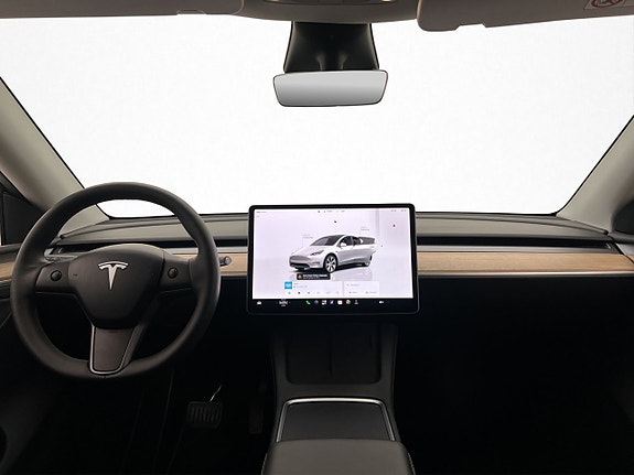 Tesla Model Y 14 of 30