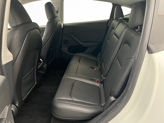 Tesla Model Y 26 of 30