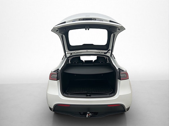 Tesla Model Y 10 of 30
