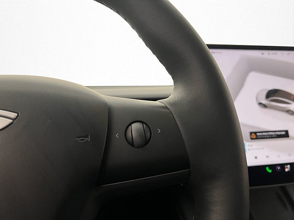 Tesla Model Y 28 of 30