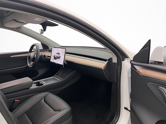Tesla Model Y 24 of 30