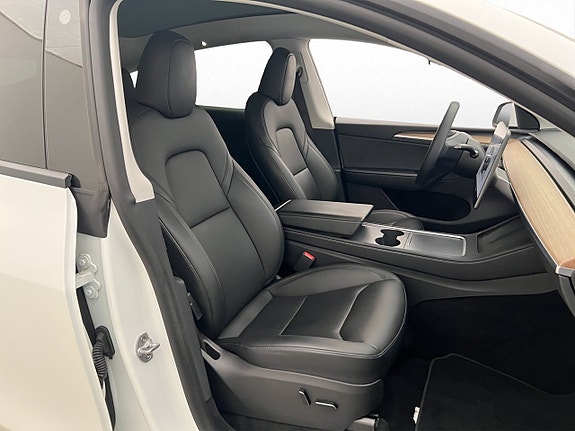 Tesla Model Y 25 of 30