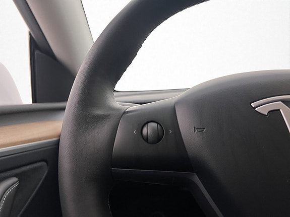 Tesla Model Y 27 of 30